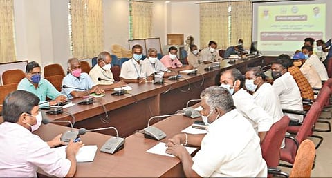 சேலத்தில் மனித கழிவுகளை மனிதர்களைக் கொண்டு அகற்றக் கூடாது என்பதை வலியுறுத்தி சேலம் மாநகராட்சி ஆணையர் அலுவலகத்தில் கழிவுநீர் அகற்றும் தனியார் வாகன உரிமையாளர்களுடனான ஆலோசனைக் கூட்டம் நேற்று நடந்தது. இதில் மாநகர் நல அலுவலர் யோகானந்த் பேசினார்.