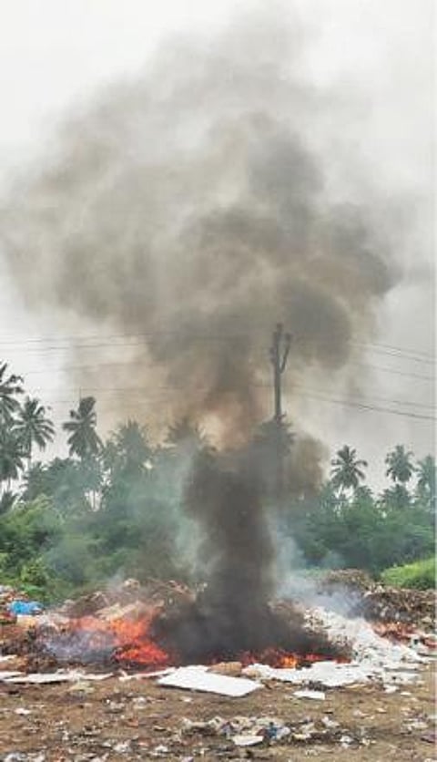 சேலம் - கோவை தேசிய நெடுஞ்சாலை திருமணிமுத்தாறு பகுதியில் குப்பையை தீயிட்டு கொளுத்துவதால் ஏற்படும் நச்சு புகையால் சுகாதார சீர்கேடு உண்டாகியுள்ளது. படம் : வி.சீனிவாசன்.