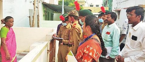 ஈரோடு மாநகராட்சியில் கரோனா தடுப்பூசி போடாதவர்கள் குறித்த கணக்கெடுப்புப் பணியில் ஈடுபட்டுள்ள கல்லூரி மாணவர்கள்.