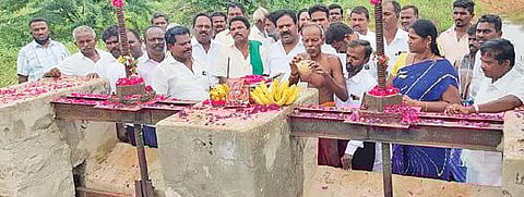 நிலக்கோட்டை அருகே எத்திலோடு கண்மாய்க்கு வந்த தண்ணீரை பூஜை செய்து வரவேற்ற விவசாயிகள்.