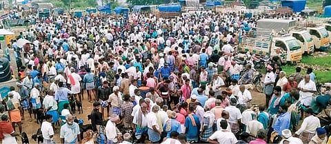 அய்யலூர் ஆட்டுச்சந்தையில் கூடிய விவசாயிகள், வியாபாரிகள்.