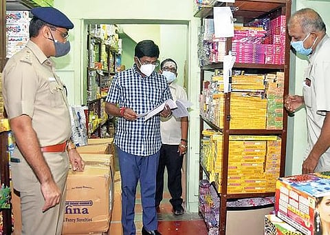 விழுப்புரத்தில் பட்டாசு விற்பனை கடையொன்றில் ஆட்சியர் மோகன் ஆய்வு மேற்கொண்டார். அருகில் மாவட்ட காவல் கண்காணிப்பாளர் நாதா உள்ளார்.