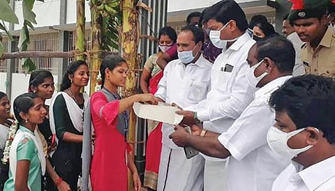 விழுப்புரம் அண்ணா கலைக்கல்லூரியில் கூடுதல் கட்டிடங்களை முதல்வர் ஸ்டாலின் திறந்து வைத்ததை தொடர்ந்து மாணவிகளுக்கு எம்எல்ஏக்கள் லட்சுமணன், புகழேந்தி இனிப்புகளை வழங்குகின்றனர்.