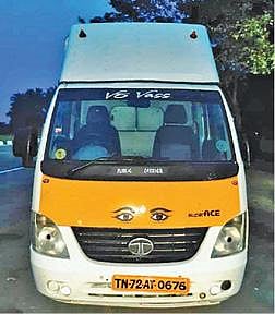 மதுபாட்டில்கள் கடத்தப்பட்ட மினிலாரி .