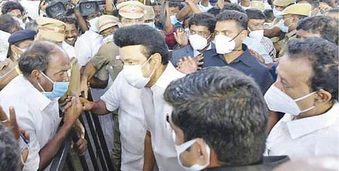 மரக்காணம் அருகே முதலியார் குப்பத்தில் நடைபெற்ற அரசு விழாவில் மீனவர்களிடம் முதல்வர் ஸ்டாலின் குறைகளை கேட்டறிந்தார்.