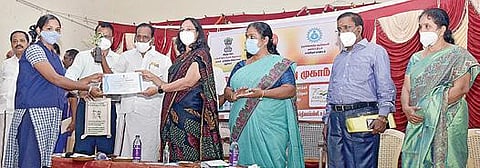 உத்திரமேரூர் அரசு மகளிர் மேல்நிலைப் பள்ளியில் நடைபெற்ற ஊட்டச் சத்து சிறப்பு விழிப்புணர்வு நிகழ்ச்சியில் நடைபெற்ற போட்டிகளில் பங்கேற்று வெற்றி பெற்ற மாணவிகளுக்கு பரிசுகளை வழங்குகிறார் மாவட்ட ஆட்சியர் மா.ஆர்த்தி.