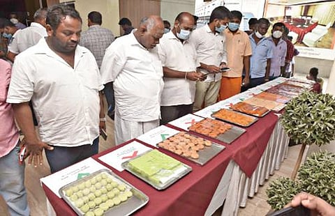 பண்டிகை கால இனிப்பு, காரம் தயாரிப்பாளர்கள் மற்றும் விற்பனையாளர்களுக்கான விழிப்புணர்வு கூட்டம் சேலத்தில் உணவு பாதுகாப்புத்துறை சார்பில் நடந்தது. இதையொட்டி, உணவு தயாரிப்பில் அனுமதிக்கப்பட்ட நிறமிகளின் அளவு தொடர்பான கண்காட்சி நடந்தது. இதை ஆர்வமுடன் பார்வையிட்ட வியாபாரிகள். படம்: எஸ்.குரு பிரசாத்