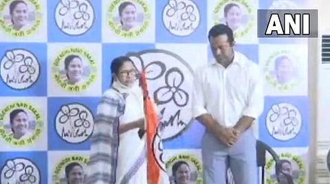 முதல்வர் மம்தா பானர்ஜி முன்னிலையில் திரிணமூல் காங்கிரஸ் கட்சியில் சேர்ந்த லியாண்டர் பயஸ் | படம்: ஏஎன்ஐ.