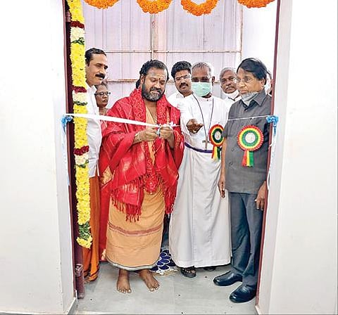 வேலூர் ஊரீஸ் பள்ளியில் புதிய வகுப்பறை கட்டிடங்களை திறந்து வைத்த சக்தி அம்மா. அருகில், வேலூர் பிஷப் ஹென்றி சர்மா நித்யானந்தம், விஐடி வேந்தர் கோ.விசுவநாதன் உள்ளிட்டோர்.