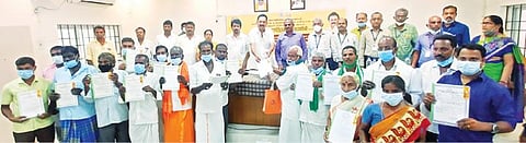 ராணிப்பேட்டை மாவட்ட ஆட்சியர் அலுவலகத்தில் விவசாயிகளுக்கு இலவச மின்சாரம் வழங்குவதற்கான ஆணைகளை வழங்கிய அமைச்சர் ஆர்.காந்தி. அருகில், மாவட்ட ஆட்சியர் பாஸ்கர பாண்டியன் உள்ளிட்டோர்.