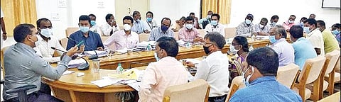 திருப்பத்தூர் மாவட்டத்தில் பள்ளிகள் திறப்பது குறித்து அதிகாரிகளுடன் நேற்று ஆய்வு செய்த மாவட்ட ஆட்சியர் அமர் குஷ்வாஹா. அருகில், முதன்மை கல்வி அலுவலர் அய்யண்ணன் உள்ளிட்டோர்.