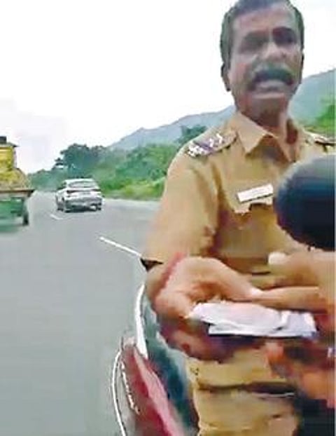 காட்பாடி கிறிஸ்டியான்பேட்டை சோதனைச்சாவடியில் வாகன ஓட்டுநரிடம் பணம் வாங்கிய சிறப்பு உதவி ஆய்வாளர் பிரகாஷ்.