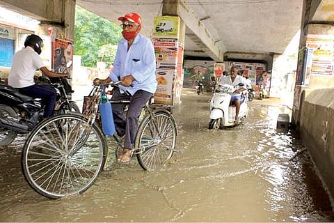 கன மழையால் திருநெல்வேலி ஈரடுக்கு மேம்பாலத்தின் கீழ்புறம் குளம்போல தண்ணீர் தேங்கியிருந்தது.