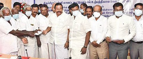 திருச்சியில் நேற்று நடைபெற்ற நிகழ்ச்சியில் பால் உற்பத்தியாளர்கள் சங்கத்தினருக்கு நிலுவைத் தொகைக்கான காசோலை வழங்கிய அமைச்சர்கள் கே.என்.நேரு, நாசர், எஸ்.எஸ்.சிவசங்கர் உள்ளிட்டோர்.