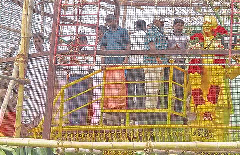 முதுகுளத்தூர் தேவர் சிலைக்கு பால் அபிஷேகம் செய்து, மாலை அணிவித்து மரியாதை செலுத்திய ஆப்பநாடு மறவர் சங்கத்தினர்.