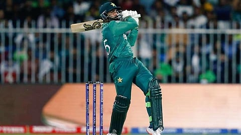 ஆப்கானிஸ்தானுக்கு எதிராக ஆட்டத்தில் பாகிஸ்தான் வெற்றிக்கு காரணமாக இருந்த ஆசிப் அலி, ஒரே ஓவரில் 4 சிக்ஸர்களை விளாசிய காட்சி | படம் உதவி ட்விட்டர்