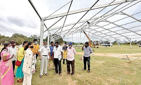 இலங்கை தமிழர்களுக்கு குடியிருப்பு பணி தொடங்கி வைக்க முதல்வர் மு.க.ஸ்டாலின் வேலூர் வருகையையொட்டி, மேல்மொணவூரில் விழா மேடை அமைக்கும் பணி விறுவிறுப்பாக நடைபெற்று வருகிறது. இதனை, வேலூர் வருவாய் கோட்டாட்சியர் விஷ்ணுபிரியா நேற்று பார்வையிட்டு நடைபெற்று வரும் பணிகள் குறித்து கேட்டறிந்தார்.படம்: வி.எம்.மணிநாதன்.