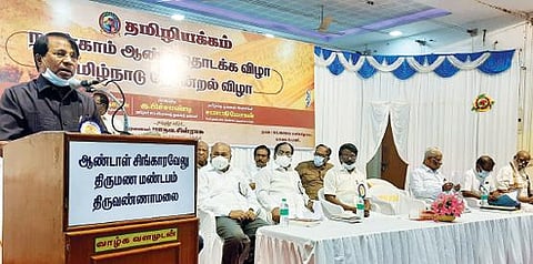 திருவண்ணாமலை அடுத்த வேங்கிக்காலில் நடைபெற்ற தமிழியக்கத்தின் 4-ம் ஆண்டு தொடக்க விழாவில் பேசும் விஐடி வேந்தர் கோ.விசுவநாதன். அருகில், சட்டப்பேரவை துணை தலைவர் கு.பிச்சாண்டி உள்ளிட்டோர். படம்: இரா.தினேஷ்குமார்.
