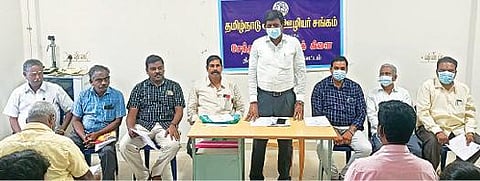 சேத்துப்பட்டில் நடைபெற்ற அரசு ஊழியர் சங்க கிளை மாநாட்டில் பேசும் மாநில பொருளாளர் பாஸ்கரன்.