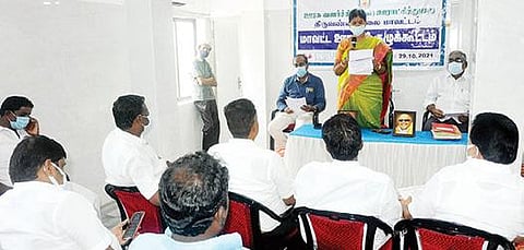 திருவண்ணாமலை மாவட்ட ஊராட்சி குழு தலைவர் பார்வதி தலைமையில் கூட்டம் நடைபெற்றது.