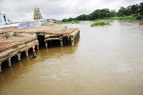 திருநெல்வேலி குறுக்குத்துறையில் உள்ள முருகன் கோயில் மண்டபத்தை மூழ்கடிக்கும் அளவுக்கு நேற்று காலையில் தாமிரபரணியில் வெள்ளம் கரைபுரண்டது.