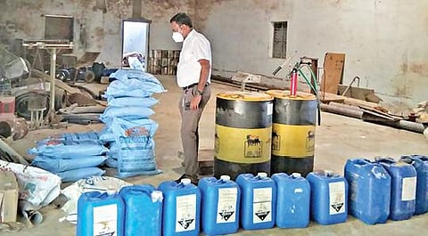 தலைவாசல் அடுத்த காட்டுக்கோட்டையில் உள்ள தனியார் சேகோ ஆலையில் பறிமுதல் செய்யப்பட்ட ரசாயனப் பொருட்களை மாவட்ட உணவுப் பாதுகாப்பு நியமன அலுவலர் கதிரவன் பார்வையிட்டார்.