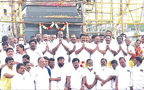 மதுரை கோரிப்பாளையத்தில் - தேவர் சிலைக்கு முதல்வர் மரியாதை : பால் குடம், முளைப்பாரி எடுத்து ஊர்வலம் வந்த பெண்கள்