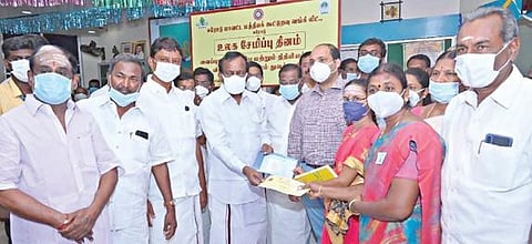 உலக சேமிப்பு தினத்தையொட்டி ஈரோடு மாவட்ட மத்திய கூட்டுறவு வங்கியில் நடைபெற்ற நிதியியல் கல்வி விழிப்புணர்வு முகாமில் மகளிர் சுய உதவி குழுக்களுக்கு கடன் உதவியை வீட்டு வசதித்துறை அமைச்சர் சு.முத்துசாமி வழங்கினார். அருகில் மாவட்ட ஆட்சியர் கிருஷ்ணன் உண்ணி.