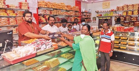 ஈரோடு எஸ்ஆர்எம் ஸ்வீட்ஸ் அண்டு கேக்ஸ் நிறுவனத்தில் தீபாவளி சிறப்பு விற்பனை தொடங்கி நடந்து வருகிறது.