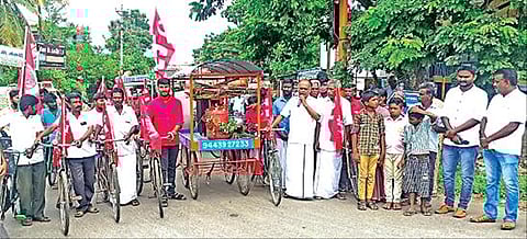 பெட்ரோல், டீசல், காஸ் விலை உயர்வைக் கண்டித்து சத்தியமங்கலத்தில் இந்திய கம்யூனிஸ்ட் கட்சியினர் சைக்கிள் பேரணி சென்றனர்.