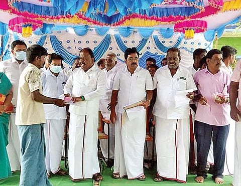 கலசப்பாக்கம் அடுத்த வீரளூர் தொடக்க வேளாண் கூட்டுறவு வங்கியில் விவசாயி ஒருவர் பெற்ற கடனுக்கான தள்ளுபடி ரசீதை வழங்கிய எம்எல்ஏ சரவணன்.