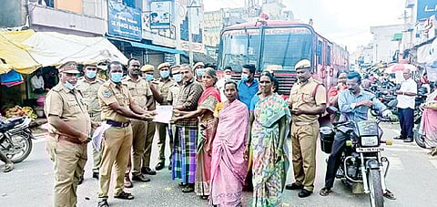 சேத்துப்பட்டில் விபத்தில்லா தீபாவளி கொண்டாட வலியுறுத்தி பொதுமக்களுக்கு தீயணைப்பு துறையினர் மற்றும் காவல்துறையினர் மூலம் துண்டு பிரசுரங்கள் வழங்கப்பட்டன.