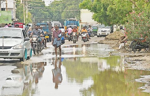 தொடர் மழையால் தாமிரபரணி ஆற்றில் வெள்ளப்பெருக்கு ஏற்பட்டு, வைகுண்டம் அணையைத் தாண்டி 4,700 கனஅடி தண்ணீர் கடலுக்கு வீணாகச் செல்கிறது. (அடுத்த படம்)தூத்துக்குடி சுந்தரவேல்புரம் பிரதான சாலையில் தேங்கியுள்ள மழை நீர்.படம்: என்.ராஜேஷ்