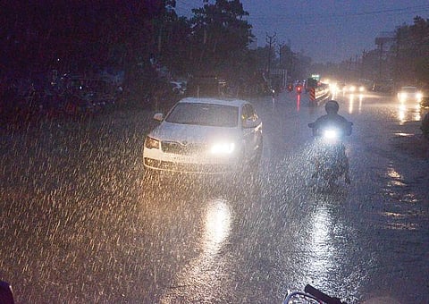 திருநெல்வேலியில் நேற்று பகல் பொழுதில் லேசான தூறல் மட்டுமே விழுந்த நிலையில், மாலை முதல் மீண்டும் பலத்த மழை பெய்தது.சாலைகளில் தண்ணீர் பெருக்கெடுத்ததால் வாகனங்கள் மெதுவாக சென்றன.படம்: மு.லெட்சுமி அருண்