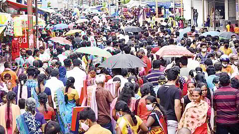 திருச்சி என்.எஸ்.பி. சாலையில் நேற்று மழை தூறியபோதும் பொருட்கள் வாங்க அதிக அளவில் குவிந்த மக்கள்.படம்: ஜி.ஞானவேல்முருகன்