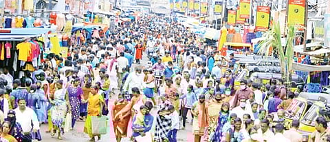 தீபாவளி நெருங்கும் நிலையில் விடுமுறை நாளான நேற்று திருநெல்வேலியில் உள்ள ஜவுளிக்கடைகளுக்கு குடும்பத்துடன் மக்கள் திரண்டு வந்தனர். டவுன் வடக்கு ரதவீதியில் அலைமோதிய கூட்டம். படம்: மு.லெட்சுமி அருண்