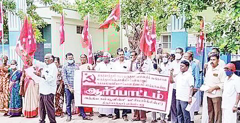 திருச்செந்தூர் அரசு மருத்துவமனையில் கூடுதல் மருத்துவர்களை நியமிக்க கோரி மார்க்சிஸ்ட் கம்யூனிஸ்ட் கட்சி சார்பில் ஆர்ப்பாட்டம் நடைபெற்றது.