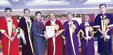 ஈரோடு நந்தா தொழில்நுட்பக் கல்லூரியில் நடந்த 10-வது பட்டமளிப்பு விழாவில், நந்தா கல்வி அறக்கட்டளையின் தலைவர் வி.சண்முகன் 426 மாணவர்களுக்கு பட்டங்களை வழங்கினார். உடன் கல்வி நிறுவனங்களின் செயலர் எஸ். திருமூர்த்தி உள்ளிட்டோர் உள்ளனர்.