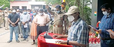 மதுரை ரயில்வே அலுவலகத்தில் கோட்ட மேலாளர் தலைமையில் தேசிய ஒற்றுமை தின உறுதிமொழி ஏற்ற அலுவலர்கள்.