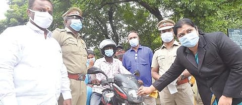 மதுரையில் இரு சக்கர வாகன முகப்பில் ஒளிரும் ஸ்டிக்கரை ஓட்டினார் நீதிபதி தீபா. அருகில் போக்குவரத்து காவல் துணை ஆணையர் ஈஸ்வரன், வழக்கறிஞர் முத்துக்குமார் உள்ளிட்டோர்.