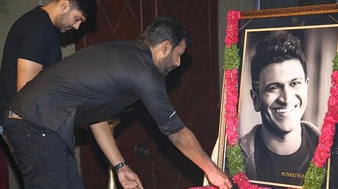 புனித் ராஜ்குமாரின் பணியைத் தொடரும் விஷால்: 1800 மாணவர்களுக்கு இலவசக் கல்வி