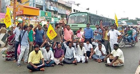 இட ஒதுக்கீட்டை ரத்து செய்ததை கண்டித்து, திருப்பத்தூர் மாவட்ட ஆட்சியர் அலுவலகம் முன்பு ஆர்ப்பாட்டத்தில் ஈடுபட்ட பாமகவினர். அடுத்த படம்: திருவண்ணாமலை மத்திய பேருந்து நிலையம் முன்பு சாலை மறியலில் ஈடுபட்ட பாமகவினர் மற்றும் வன்னியர் சங்கத்தினர். கடைசிப்படம்: வேலூர் மாவட்ட ஆட்சியர் அலுவலகம் எதிரே ஆர்ப்பாட்டத்தில் ஈடுபட்ட பாமகவினர்.