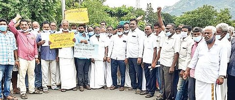 கண்ணமங்கலம் அடுத்த அம்மாபாளையம் ரயில்வே சுரங்கபாதையில் தண்ணீர் தேங்கி நிற்பதை அகற்றக்கோரி தி.மலை மாவட்ட ஆட்சியர் அலுவலகம் முன்பு நேற்று ஆர்ப்பாட்டத்தில் ஈடுபட்ட கிராம மக்கள். படம்: இரா.தினேஷ்குமார்.