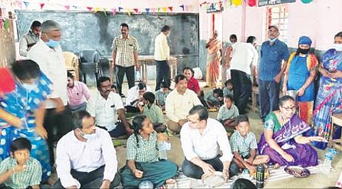 ராணிப்பேட்டை மாவட்டத்தில் பள்ளிகள் நேற்று திறக்கப்பட்டன. இதனையொட்டி, எல்.எப்.சி பள்ளிக்கு வந்த மாணவ, மாணவிகளை ரோஜா பூ, எழுதுகோல், இனிப்பு வழங்கி வரவேற்ற அமைச்சர் ஆர். காந்தி, அருகில், மாவட்ட ஆட்சியர் பாஸ்கர பாண்டியன் உள்ளிட்டோர். அடுத்த படம்: திருப்பத்தூர் மாவட்டம் கதிரிமங்கலம் அரசு பள்ளியில் மாணவர்களுடன் அமர்ந்து மதிய உணவு சாப்பிட்ட ஆட்சியர் அமர் குஷ்வாஹா, அருகில், திட்ட இயக்குநர் செல்வராசு உள்ளிட்டோர். கடைசிப்படம்: திருவண்ணாமலை அடுத்த வேங்கிக்கால் புதூர் ஊராட்சி ஒன்றிய மாதிரி தொடக்க பள்ளியில் மாலை அணிவித்து மாணவ, மாணவிகளை வரவேற்ற மாவட்ட ஆட்சியர் பா.முருகேஷ்.