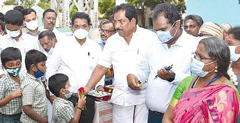 திருமால்புரம் பள்ளியில் மாணவர்களுக்கு பூ வழங்கிய அமைச்சர் மூர்த்தி.