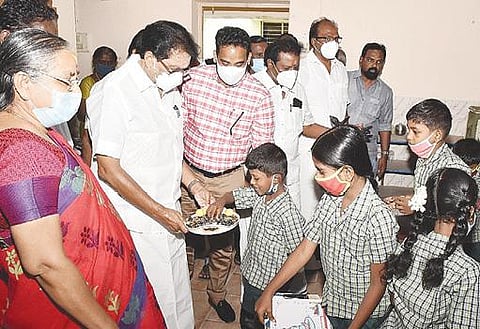 விருதுநகரில் உள்ள நகராட்சி நடுநிலைப் பள்ளியில் ஆய்வு மேற்கொண்டு மாணவர்களை வரவேற்று இனிப்பு வழங்கும் அமைச்சர் சாத்தூர் ராமச்சந்திரன். அருகில், மாவட்ட ஆட்சியர் ஜெ.மேகநாதரெட்டி உள்ளிட்டோர்.