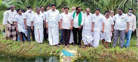 பாளேகுளி ஏரியில் இருந்து சந்தூர் வரை 28 ஏரிகளுக்கு தண்ணீர் செல்லும் கால்வாயை, வேலம்பட்டி பகுதியில் பர்கூர் எம்எல்ஏ மதியழகன், விவசாயிகளுடன் சென்று ஆய்வு செய்தார்.