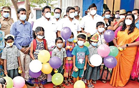 நாமக்கல் மாவட்டத்தில் 1,365 பள்ளிகள் திறப்பு - மாணவர்களுக்கு இனிப்பு, பேனா, பென்சில் உள்ளிட்ட பரிசுகள் கொடுத்து வரவேற்பு :