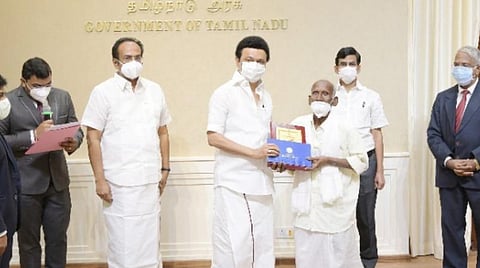 எல்லை போராட்ட தியாகிகள் 110 பேருக்கு தலா ரூ.1 லட்சம் பொற்கிழி: நினைவுப் பரிசையும் முதல்வர் மு.க.ஸ்டாலின் வழங்கினார்