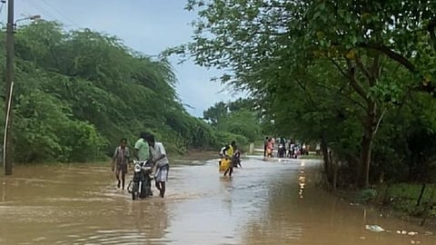 அரியலூர் மாவட்டத்தின் நேற்று பலத்த மழை பெய்ததால் தண்ணீரில் மூழ்கிய கயர்லாபாத் - மண்டையன்குறிச்சி தரைப்பாலம்.